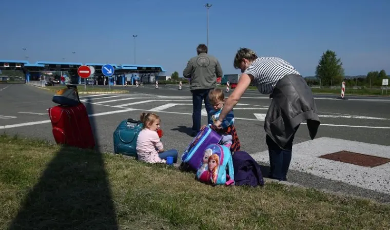 Nakon vi&scaron;esatnog čekanja putnici krenuli pje&scaron;ice preko slovensko-hrvatske granice