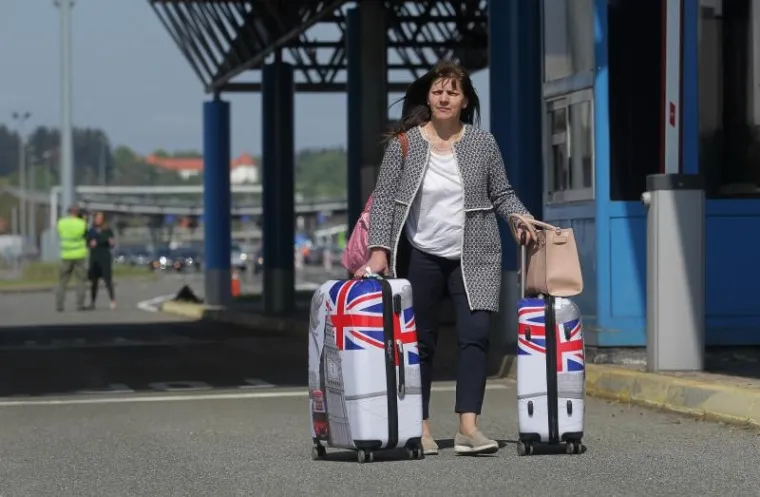 Nakon vi&scaron;esatnog čekanja putnici krenuli pje&scaron;ice preko slovensko-hrvatske granice