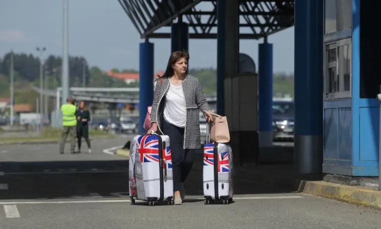 Nakon vi&scaron;esatnog čekanja putnici krenuli pje&scaron;ice preko slovensko-hrvatske granice