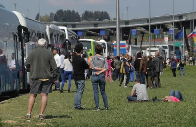 Nakon vi&scaron;esatnog čekanja putnici krenuli pje&scaron;ice preko slovensko-hrvatske granice