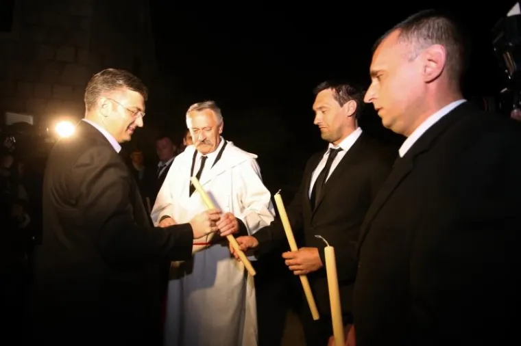 Već pet stoljeća na otoku Hvaru održava se procesija Za križen, iskaz velike pobožnosti te izraz vjerskog i kulturnog identiteta stanovnika središnjeg dijela otoka Hvara. Svake godine procesija započinje točno u 22 sata tako što šest procesija istodobno kreću iz šest župnih crkava središnjeg dijela otoka, u mjestima Vrbanj, Vrboska, Jelsa, Pitve, Vrisnik i Svirče. Svaka procesija ide u tom velikom krugu, da bi se u 7 sati ujutro vratila u svoje polazište. Svaku procesiju predvodi križonoša koji nosi križ. Uloga križonoše znači iznimno veliku čast na otoku, pa je on već unaprijed određen i više od 20 godina. Ove godine u procesiji je sudjelovao i premijer Plenković.