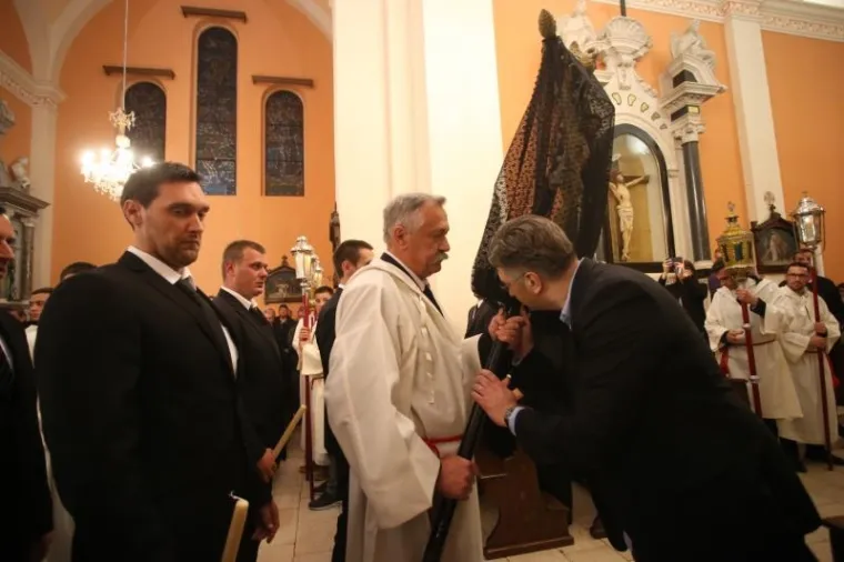 VIŠESTOLJETNA TRADICIJA ZBOG KOJE JE HVAR JEDINSTVEN: Probdjeli cijelu noć noseći Kristov križ