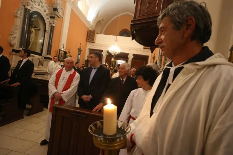 VIŠESTOLJETNA TRADICIJA ZBOG KOJE JE HVAR JEDINSTVEN: Probdjeli cijelu noć noseći Kristov križ