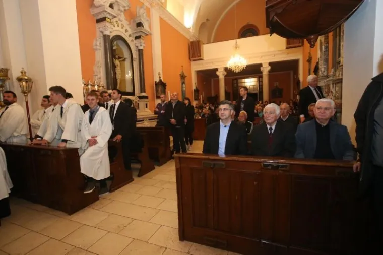 VIŠESTOLJETNA TRADICIJA ZBOG KOJE JE HVAR JEDINSTVEN: Probdjeli cijelu noć noseći Kristov križ