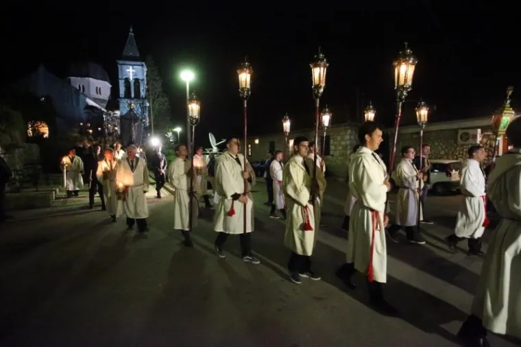 VIŠESTOLJETNA TRADICIJA ZBOG KOJE JE HVAR JEDINSTVEN: Probdjeli cijelu noć noseći Kristov križ