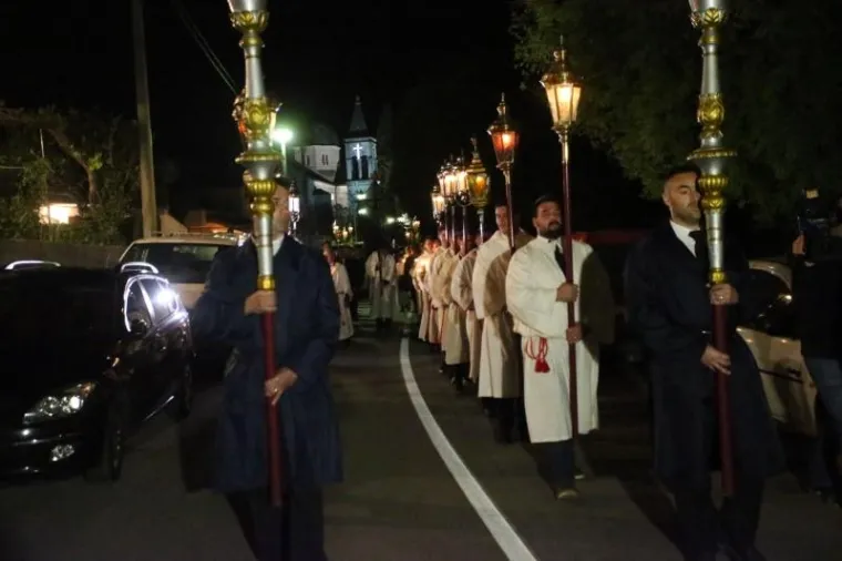 VIŠESTOLJETNA TRADICIJA ZBOG KOJE JE HVAR JEDINSTVEN: Probdjeli cijelu noć noseći Kristov križ