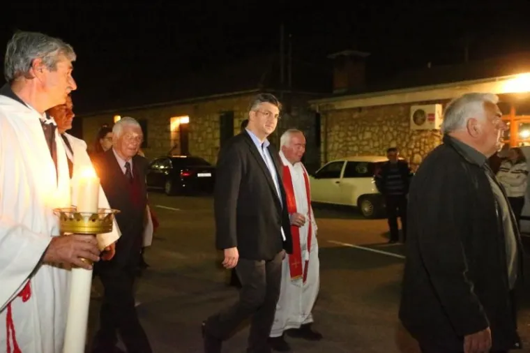 VIŠESTOLJETNA TRADICIJA ZBOG KOJE JE HVAR JEDINSTVEN: Probdjeli cijelu noć noseći Kristov križ