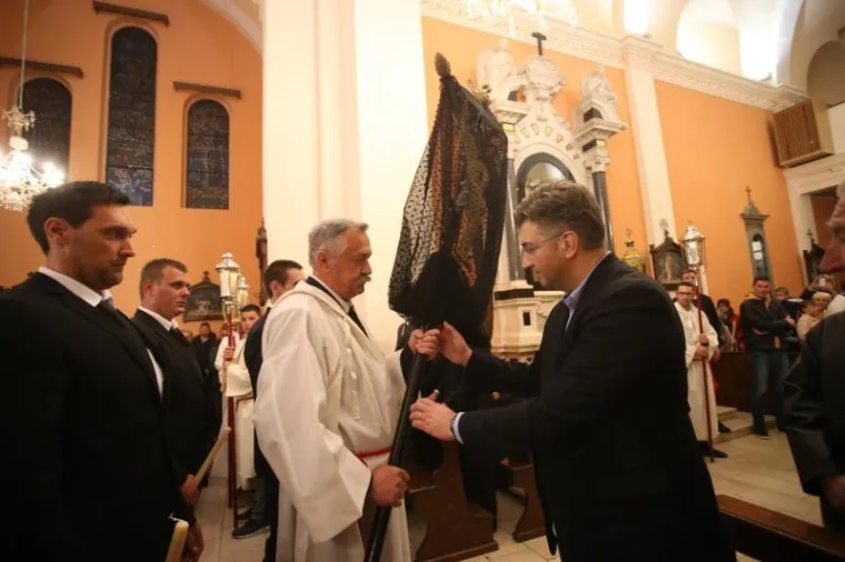 VIŠESTOLJETNA TRADICIJA ZBOG KOJE JE HVAR JEDINSTVEN: Probdjeli cijelu noć noseći Kristov križ