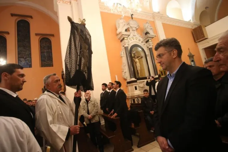 VIŠESTOLJETNA TRADICIJA ZBOG KOJE JE HVAR JEDINSTVEN: Probdjeli cijelu noć noseći Kristov križ