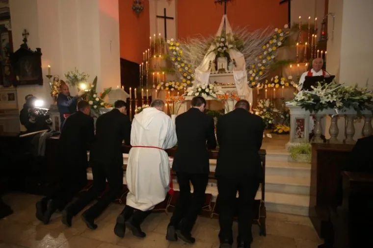 VIŠESTOLJETNA TRADICIJA ZBOG KOJE JE HVAR JEDINSTVEN: Probdjeli cijelu noć noseći Kristov križ