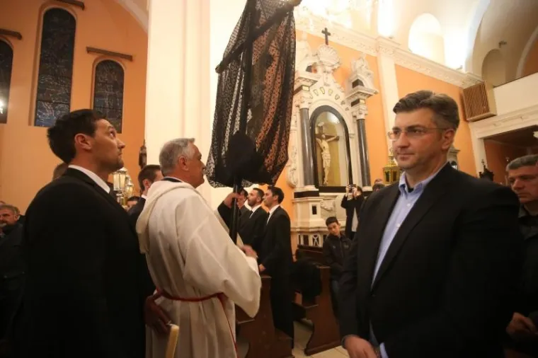VIŠESTOLJETNA TRADICIJA ZBOG KOJE JE HVAR JEDINSTVEN: Probdjeli cijelu noć noseći Kristov križ