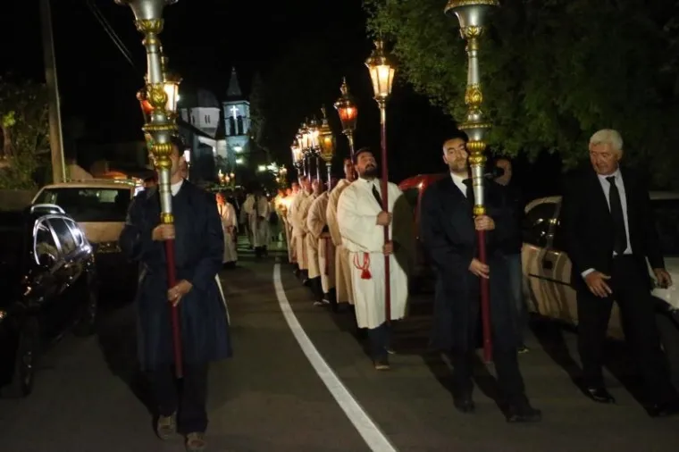 VIŠESTOLJETNA TRADICIJA ZBOG KOJE JE HVAR JEDINSTVEN: Probdjeli cijelu noć noseći Kristov križ