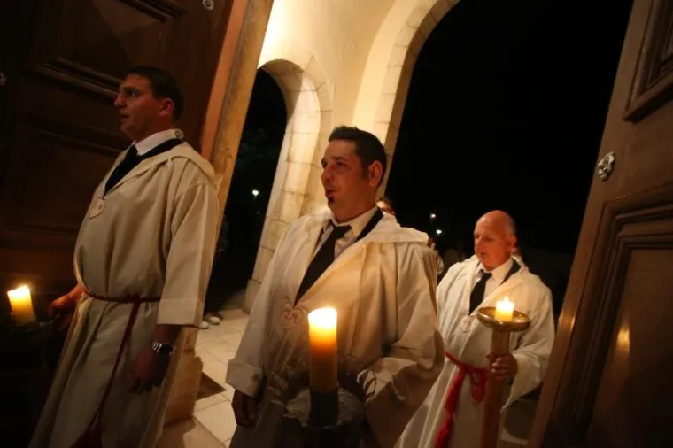 VIŠESTOLJETNA TRADICIJA ZBOG KOJE JE HVAR JEDINSTVEN: Probdjeli cijelu noć noseći Kristov križ