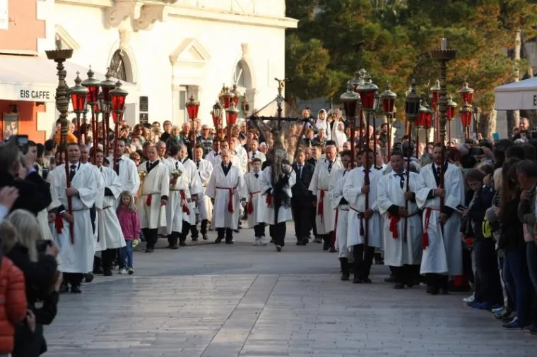 VIŠESTOLJETNA TRADICIJA ZBOG KOJE JE HVAR JEDINSTVEN: Probdjeli cijelu noć noseći Kristov križ