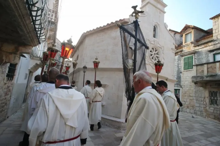 VIŠESTOLJETNA TRADICIJA ZBOG KOJE JE HVAR JEDINSTVEN: Probdjeli cijelu noć noseći Kristov križ
