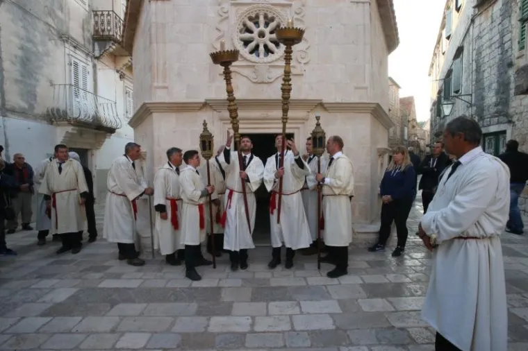 VIŠESTOLJETNA TRADICIJA ZBOG KOJE JE HVAR JEDINSTVEN: Probdjeli cijelu noć noseći Kristov križ
