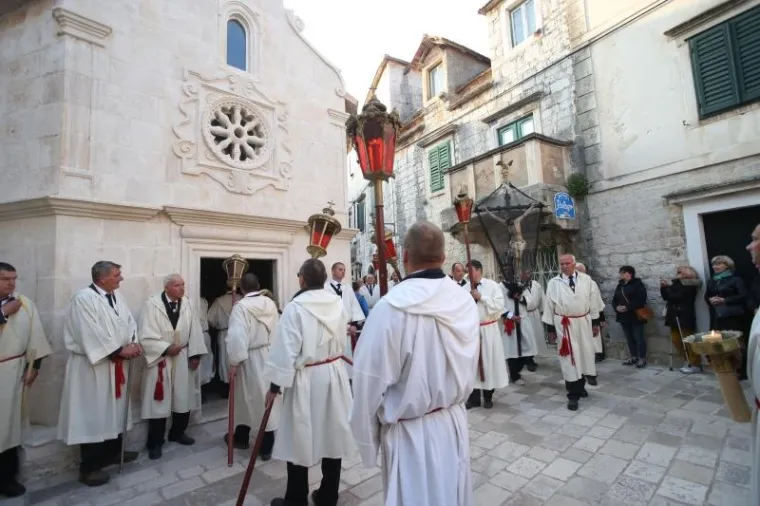 VIŠESTOLJETNA TRADICIJA ZBOG KOJE JE HVAR JEDINSTVEN: Probdjeli cijelu noć noseći Kristov križ