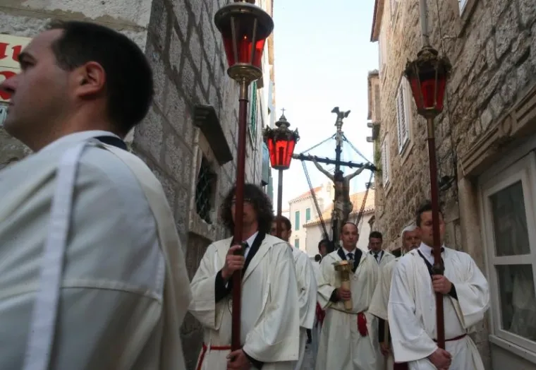 VIŠESTOLJETNA TRADICIJA ZBOG KOJE JE HVAR JEDINSTVEN: Probdjeli cijelu noć noseći Kristov križ
