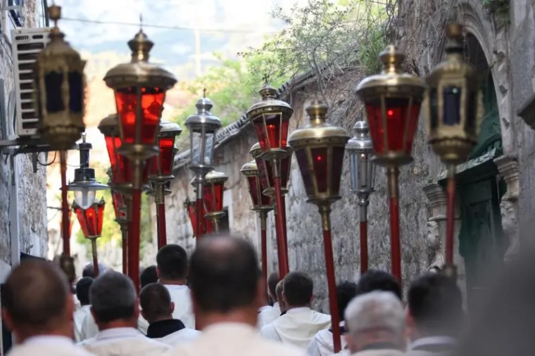 VIŠESTOLJETNA TRADICIJA ZBOG KOJE JE HVAR JEDINSTVEN: Probdjeli cijelu noć noseći Kristov križ