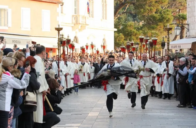 VI&Scaron;ESTOLJETNA TRADICIJA ZBOG KOJE JE HVAR JEDINSTVEN: Probdjeli cijelu noć noseći Kristov križ