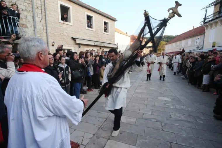 VI&Scaron;ESTOLJETNA TRADICIJA ZBOG KOJE JE HVAR JEDINSTVEN: Probdjeli cijelu noć noseći Kristov križ
