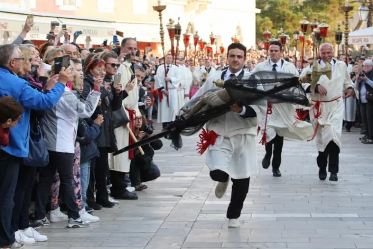 VI&Scaron;ESTOLJETNA TRADICIJA ZBOG KOJE JE HVAR JEDINSTVEN: Probdjeli cijelu noć noseći Kristov križ