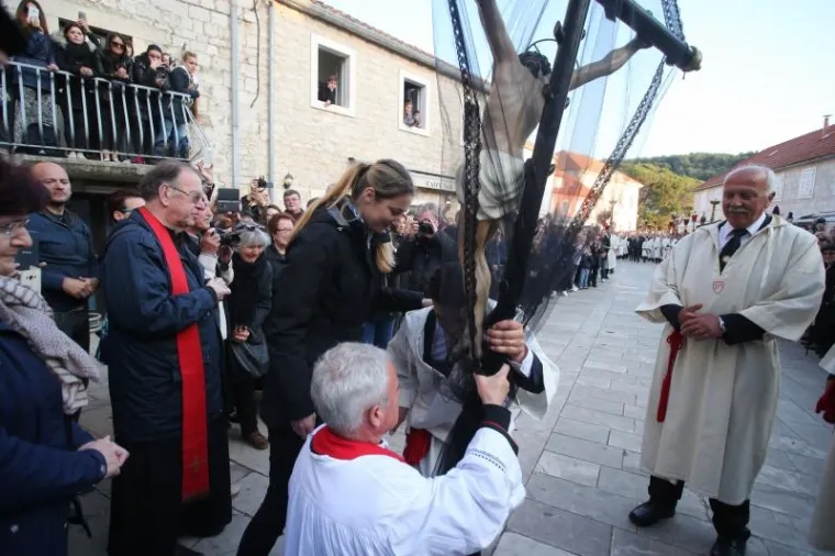 VI&Scaron;ESTOLJETNA TRADICIJA ZBOG KOJE JE HVAR JEDINSTVEN: Probdjeli cijelu noć noseći Kristov križ
