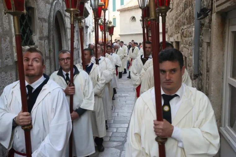 VI&Scaron;ESTOLJETNA TRADICIJA ZBOG KOJE JE HVAR JEDINSTVEN: Probdjeli cijelu noć noseći Kristov križ
