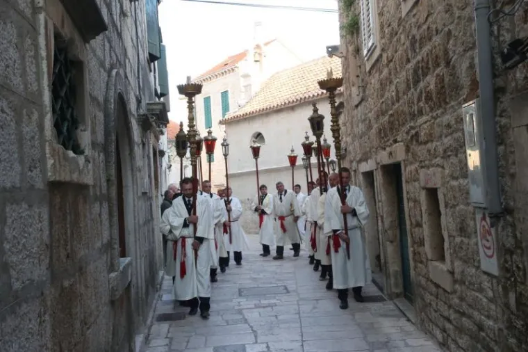 VI&Scaron;ESTOLJETNA TRADICIJA ZBOG KOJE JE HVAR JEDINSTVEN: Probdjeli cijelu noć noseći Kristov križ