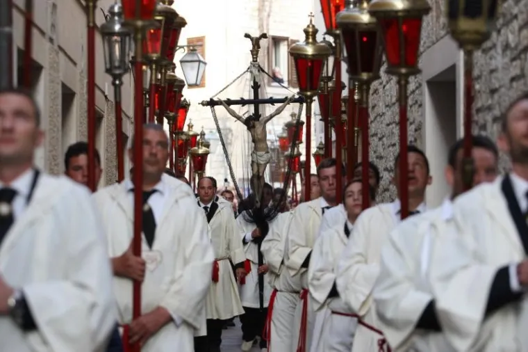 VI&Scaron;ESTOLJETNA TRADICIJA ZBOG KOJE JE HVAR JEDINSTVEN: Probdjeli cijelu noć noseći Kristov križ