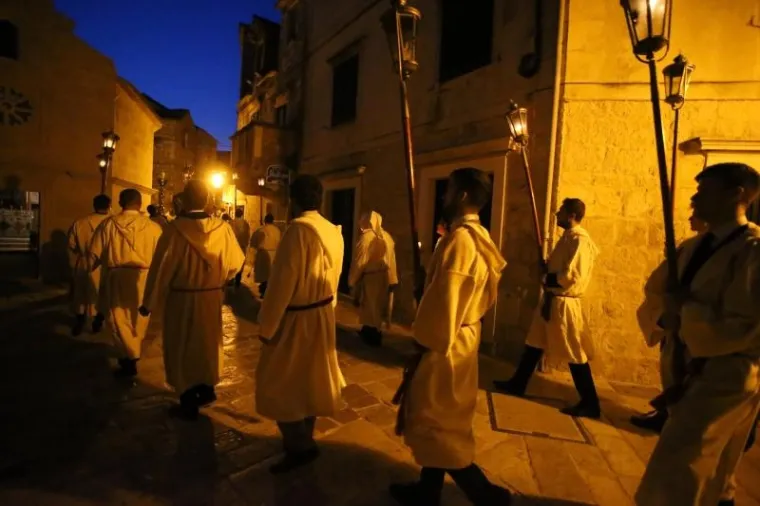 VI&Scaron;ESTOLJETNA TRADICIJA ZBOG KOJE JE HVAR JEDINSTVEN: Probdjeli cijelu noć noseći Kristov križ