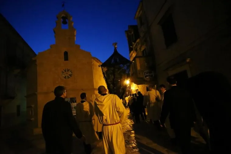 VI&Scaron;ESTOLJETNA TRADICIJA ZBOG KOJE JE HVAR JEDINSTVEN: Probdjeli cijelu noć noseći Kristov križ