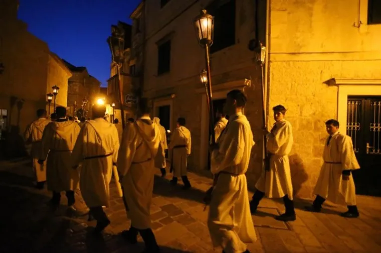 VI&Scaron;ESTOLJETNA TRADICIJA ZBOG KOJE JE HVAR JEDINSTVEN: Probdjeli cijelu noć noseći Kristov križ