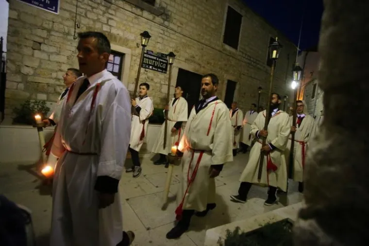 VI&Scaron;ESTOLJETNA TRADICIJA ZBOG KOJE JE HVAR JEDINSTVEN: Probdjeli cijelu noć noseći Kristov križ