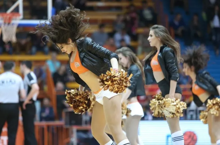 CEDEVITA&Scaron;ICE IZAZVALE LUDNICU: Kad su istrčale na parket ko&scaron;arka vi&scaron;e nikoga nije zanimala