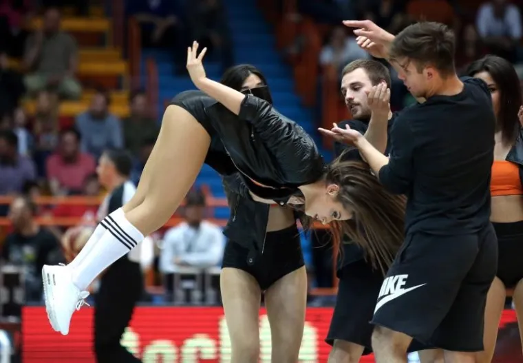 CEDEVITA&Scaron;ICE IZAZVALE LUDNICU: Kad su istrčale na parket ko&scaron;arka vi&scaron;e nikoga nije zanimala