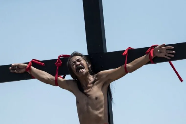 ZASTRAŠUJUĆI PRIZORI NA VELIKI PETAK: Filipinci se tradicionalno bičuju i razapinju na križ