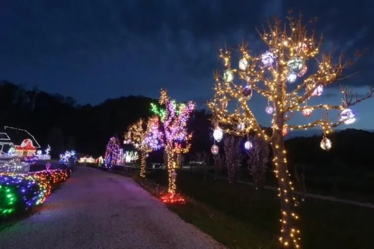 SPEKTAKULARNA USKRSNA PRIČA: Na imaju obitelji Salaj zasjale blagdanske lampice s uskrsnim motivima
