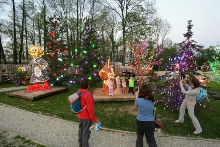 SPEKTAKULARNA USKRSNA PRIČA: Na imaju obitelji Salaj zasjale blagdanske lampice s uskrsnim motivima
