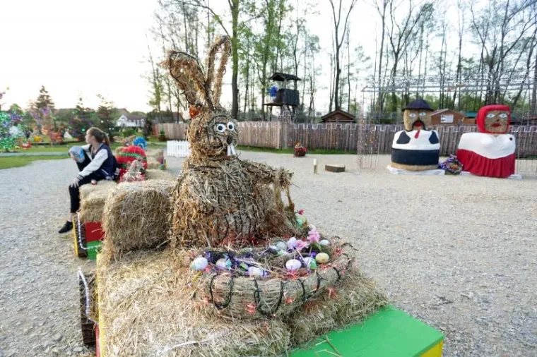 Na imanju obitelji Salaj iznova zasijale blagdanske lampice, ovog puta s uskr&scaron;njim motivima.