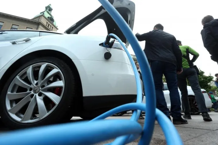Građani su imali priliku isprobati električni automobil.