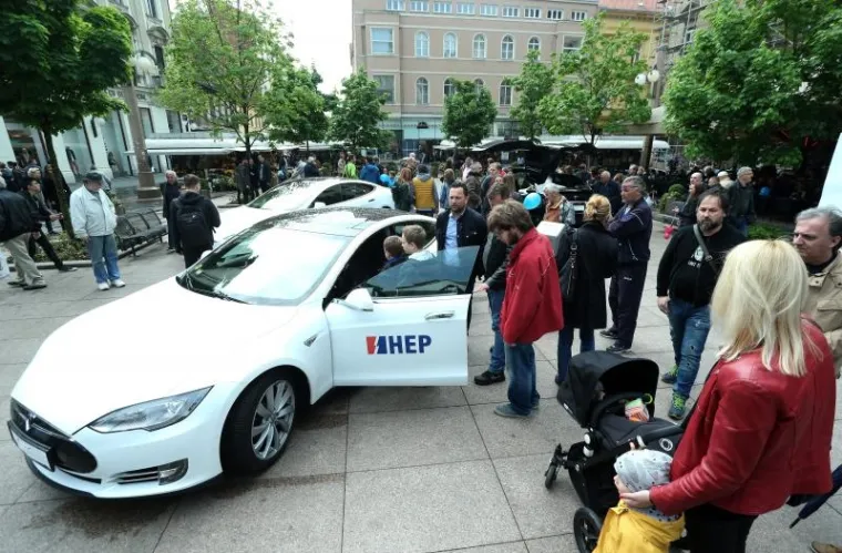 SVI SU HTJELI VIDJETI 'TESLU': Zagrepčani na Cvjetnom trgu isprobavali električne aute, bicikle i skutere
