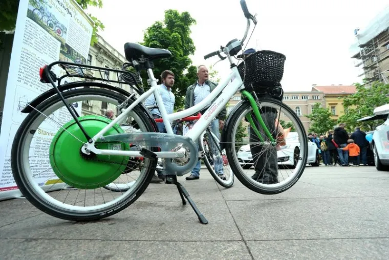 SVI SU HTJELI VIDJETI 'TESLU': Zagrepčani na Cvjetnom trgu isprobavali električne aute, bicikle i skutere