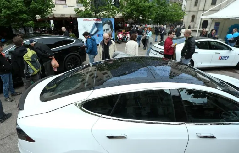 SVI SU HTJELI VIDJETI 'TESLU': Zagrepčani na Cvjetnom trgu isprobavali električne aute, bicikle i skutere