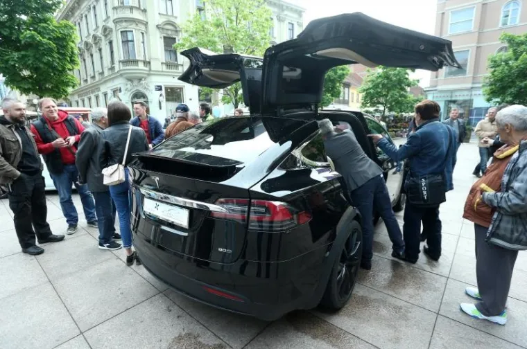 SVI SU HTJELI VIDJETI 'TESLU': Zagrepčani na Cvjetnom trgu isprobavali električne aute, bicikle i skutere