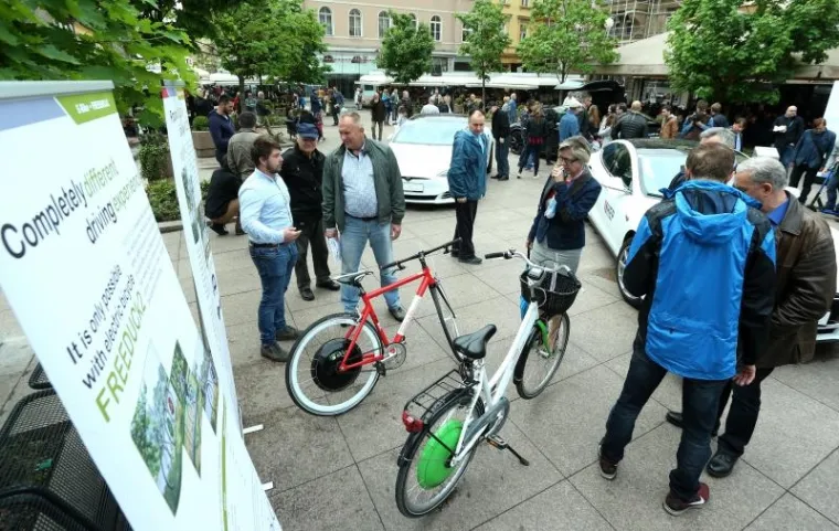 SVI SU HTJELI VIDJETI 'TESLU': Zagrepčani na Cvjetnom trgu isprobavali električne aute, bicikle i skutere