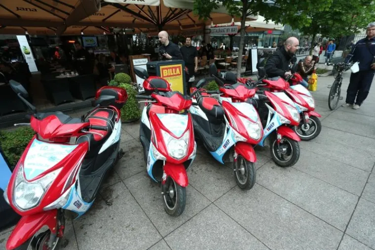 SVI SU HTJELI VIDJETI 'TESLU': Zagrepčani na Cvjetnom trgu isprobavali električne aute, bicikle i skutere