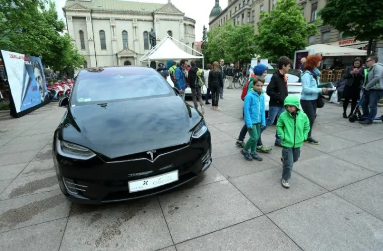 SVI SU HTJELI VIDJETI 'TESLU': Zagrepčani na Cvjetnom trgu isprobavali električne aute, bicikle i skutere