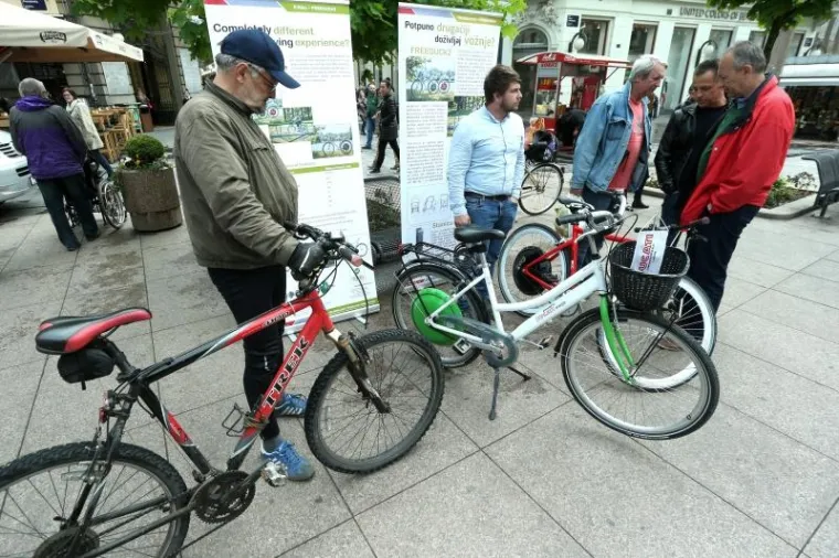 SVI SU HTJELI VIDJETI 'TESLU': Zagrepčani na Cvjetnom trgu isprobavali električne aute, bicikle i skutere
