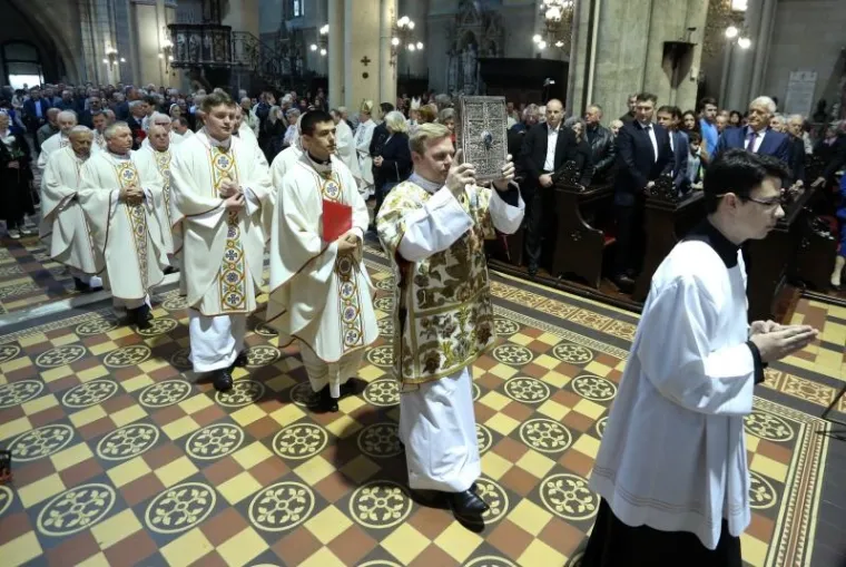 KARDINAL BOZANIĆ PREDVODIO USKRSNU MISU: 'Festival zluradosti traje i danas, kao i u Isusovo vrijeme'